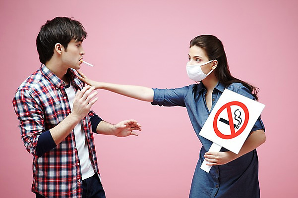 포토 JPG 스튜디오촬영 서양인 외국인 백인 해외기획촬영 라이프스타일 커플 2012년태국 여자 남자 캠페인 커플라이프 포즈 모션 흡연 담배 알림판 실내 경고 마스크 들기 사람 상반신 20대 성인 두명 옆모습 캐주얼 마주보기 팻말 금지 물기 알림 냄새 금연 담배연기 악취 비흡연자 청년만 성인만 분홍색배경 국내포토 옷 뷰포인트 분홍색 백그라운드 관계 프레임 인종 청년 내부 생활 연기 사회이슈 파일형식