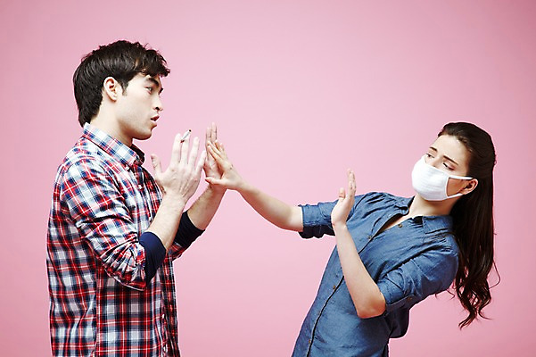 포토 JPG 스튜디오촬영 서양인 외국인 백인 해외기획촬영 라이프스타일 커플 2012년태국 여자 남자 캠페인 커플라이프 포즈 모션 흡연 담배 실내 마스크 들기 사람 상반신 20대 성인 두명 옆모습 캐주얼 마주보기 거절 냄새 금연 담배연기 악취 비흡연자 피하기 청년만 성인만 분홍색배경 국내포토 옷 뷰포인트 분홍색 백그라운드 컨셉 관계 인종 청년 내부 생활 연기 사회이슈 파일형식