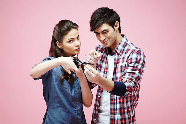 포토 JPG 스튜디오촬영 서양인 외국인 백인 해외기획촬영 라이프스타일 커플 2012년태국 여자 남자 캠페인 커플라이프 포즈 모션 가위 흡연 담배 실내 경고 들기 사람 손짓 상반신 20대 성인 두명 앞모습 캐주얼 금지 가리킴 자르기 금연 가위질 청년만 성인만 분홍색배경 국내포토 옷 뷰포인트 분홍색 백그라운드 관계 문구용품 가위_도구 인종 청년 내부 생활 사회이슈 파일형식