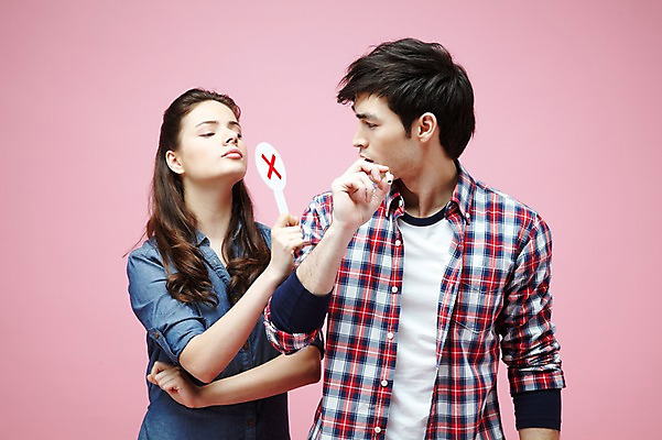 포토 JPG 스튜디오촬영 서양인 외국인 백인 해외기획촬영 라이프스타일 커플 2012년태국 여자 남자 캠페인 커플라이프 포즈 모션 흡연 담배 알림판 실내 경고 들기 사람 상반신 20대 성인 두명 앞모습 캐주얼 마주보기 팻말 금지 X 알림 금연 청년만 성인만 분홍색배경 국내포토 알파벳 옷 뷰포인트 분홍색 백그라운드 관계 프레임 인종 청년 내부 생활 사회이슈 파일형식