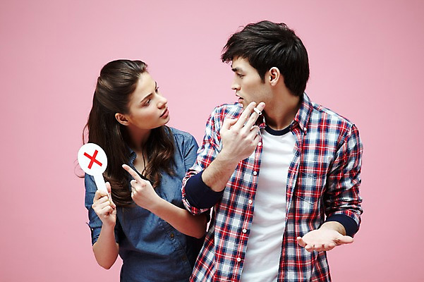 포토 JPG 스튜디오촬영 서양인 외국인 백인 해외기획촬영 라이프스타일 커플 2012년태국 여자 남자 캠페인 커플라이프 포즈 모션 흡연 담배 알림판 실내 경고 들기 사람 손짓 상반신 20대 성인 두명 앞모습 캐주얼 마주보기 팻말 금지 가리킴 X 알림 금연 청년만 성인만 분홍색배경 국내포토 알파벳 옷 뷰포인트 분홍색 백그라운드 관계 프레임 인종 청년 내부 생활 사회이슈 파일형식