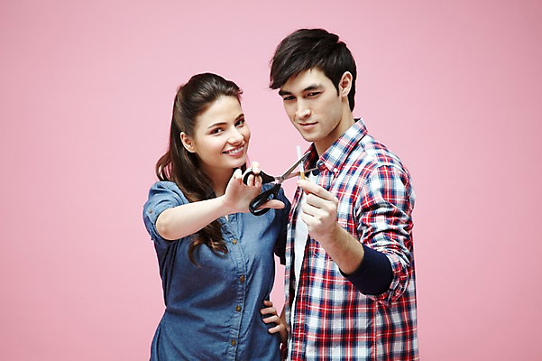 포토 JPG 스튜디오촬영 서양인 외국인 백인 해외기획촬영 라이프스타일 커플 2012년태국 여자 남자 캠페인 커플라이프 포즈 모션 가위 흡연 담배 실내 경고 미소 웃음 들기 사람 상반신 20대 성인 두명 앞모습 캐주얼 금지 자르기 금연 가위질 청년만 성인만 분홍색배경 국내포토 옷 뷰포인트 분홍색 백그라운드 관계 문구용품 가위_도구 표정 인종 청년 내부 생활 사회이슈 파일형식