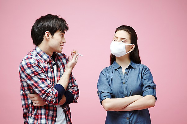 포토 JPG 스튜디오촬영 서양인 외국인 백인 해외기획촬영 라이프스타일 커플 2012년태국 여자 남자 캠페인 커플라이프 포즈 모션 흡연 담배 실내 마스크 들기 사람 상반신 20대 성인 두명 캐주얼 마주보기 팔짱 냄새 금연 담배연기 악취 비흡연자 청년만 성인만 분홍색배경 국내포토 옷 분홍색 백그라운드 관계 인종 청년 내부 생활 연기 사회이슈 파일형식