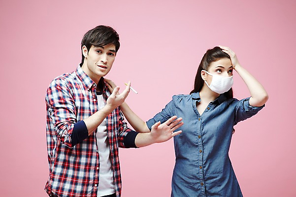 포토 JPG 스튜디오촬영 서양인 외국인 백인 해외기획촬영 라이프스타일 커플 2012년태국 여자 남자 캠페인 커플라이프 포즈 모션 흡연 담배 실내 마스크 들기 사람 상반신 20대 성인 두명 앞모습 캐주얼 냄새 두통 금연 담배연기 악취 비흡연자 청년만 성인만 분홍색배경 국내포토 옷 뷰포인트 분홍색 백그라운드 관계 인종 청년 내부 생활 연기 질병 사회이슈 파일형식