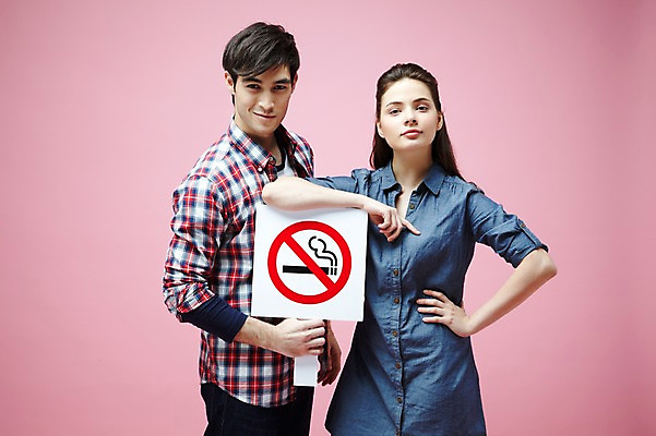 포토 JPG 스튜디오촬영 서양인 외국인 백인 해외기획촬영 라이프스타일 커플 2012년태국 여자 남자 캠페인 커플라이프 허리손 포즈 모션 흡연 담배 알림판 실내 경고 서기 미소 웃음 들기 사람 상반신 20대 성인 두명 앞모습 캐주얼 팻말 금지 알림 금연 청년만 성인만 분홍색배경 국내포토 옷 뷰포인트 분홍색 백그라운드 관계 프레임 표정 인종 청년 내부 생활 사회이슈 파일형식