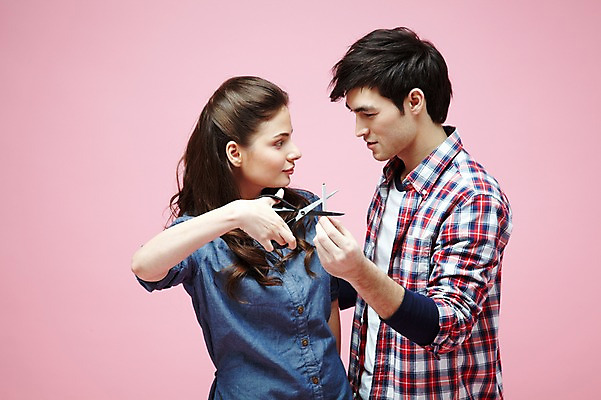 포토 JPG 스튜디오촬영 서양인 외국인 백인 해외기획촬영 라이프스타일 커플 2012년태국 여자 남자 캠페인 커플라이프 포즈 모션 가위 흡연 담배 실내 경고 들기 사람 상반신 20대 성인 두명 옆모습 캐주얼 마주보기 금지 자르기 금연 가위질 청년만 성인만 분홍색배경 국내포토 옷 뷰포인트 분홍색 백그라운드 관계 문구용품 가위_도구 인종 청년 내부 생활 사회이슈 파일형식