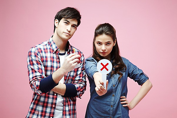 포토 JPG 스튜디오촬영 서양인 외국인 백인 해외기획촬영 라이프스타일 커플 2012년태국 여자 남자 캠페인 커플라이프 허리손 포즈 모션 흡연 담배 알림판 실내 경고 들기 사람 상반신 20대 성인 두명 앞모습 캐주얼 팻말 금지 X 알림 금연 청년만 성인만 분홍색배경 국내포토 알파벳 옷 뷰포인트 분홍색 백그라운드 관계 프레임 인종 청년 내부 생활 사회이슈 파일형식