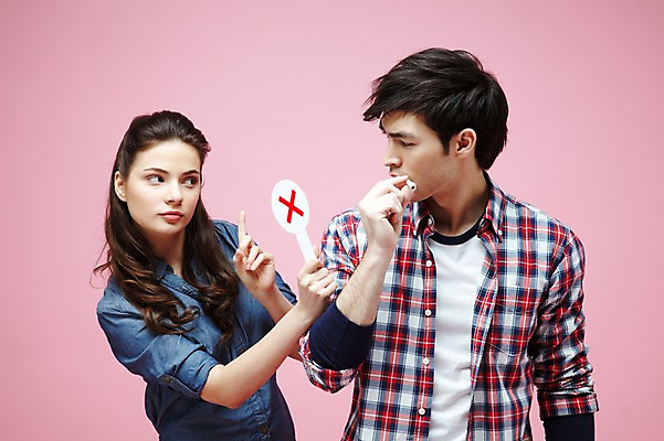 포토 JPG 스튜디오촬영 서양인 외국인 백인 해외기획촬영 라이프스타일 커플 2012년태국 여자 남자 캠페인 커플라이프 포즈 모션 흡연 담배 알림판 실내 경고 들기 사람 손짓 상반신 20대 성인 두명 앞모습 캐주얼 마주보기 팻말 금지 X 알림 금연 청년만 성인만 분홍색배경 국내포토 알파벳 옷 뷰포인트 분홍색 백그라운드 관계 프레임 인종 청년 내부 생활 사회이슈 파일형식