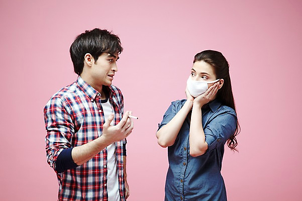 포토 JPG 스튜디오촬영 서양인 외국인 백인 해외기획촬영 라이프스타일 커플 2012년태국 여자 남자 캠페인 커플라이프 포즈 모션 흡연 담배 실내 마스크 들기 사람 상반신 20대 성인 두명 옆모습 캐주얼 마주보기 거절 냄새 금연 담배연기 악취 비흡연자 청년만 성인만 분홍색배경 국내포토 옷 뷰포인트 분홍색 백그라운드 컨셉 관계 인종 청년 내부 생활 연기 사회이슈 파일형식