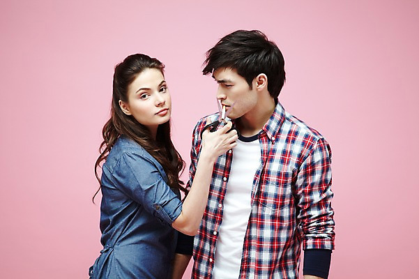 포토 JPG 스튜디오촬영 서양인 외국인 백인 해외기획촬영 라이프스타일 커플 2012년태국 여자 남자 캠페인 커플라이프 포즈 모션 가위 흡연 담배 실내 경고 들기 사람 상반신 20대 성인 두명 옆모습 캐주얼 금지 물기 자르기 금연 가위질 청년만 성인만 분홍색배경 국내포토 옷 뷰포인트 분홍색 백그라운드 관계 문구용품 가위_도구 인종 청년 내부 생활 사회이슈 파일형식