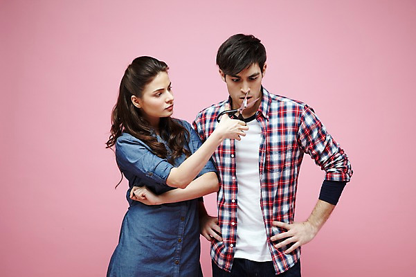 포토 JPG 스튜디오촬영 서양인 외국인 백인 해외기획촬영 라이프스타일 커플 2012년태국 여자 남자 캠페인 커플라이프 허리손 포즈 모션 가위 흡연 담배 실내 경고 들기 사람 상반신 20대 성인 두명 앞모습 캐주얼 놀람 금지 물기 자르기 금연 가위질 청년만 성인만 분홍색배경 국내포토 옷 감정 뷰포인트 분홍색 백그라운드 관계 문구용품 가위_도구 표정 인종 청년 내부 생활 사회이슈 파일형식