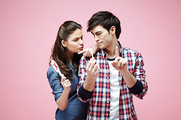 포토 JPG 스튜디오촬영 서양인 외국인 백인 해외기획촬영 라이프스타일 커플 2012년태국 여자 남자 캠페인 커플라이프 포즈 모션 흡연 담배 알림판 실내 경고 들기 사람 손짓 상반신 20대 성인 두명 앞모습 캐주얼 마주보기 팻말 금지 가리킴 X 알림 금연 청년만 성인만 분홍색배경 국내포토 알파벳 옷 뷰포인트 분홍색 백그라운드 관계 프레임 인종 청년 내부 생활 사회이슈 파일형식