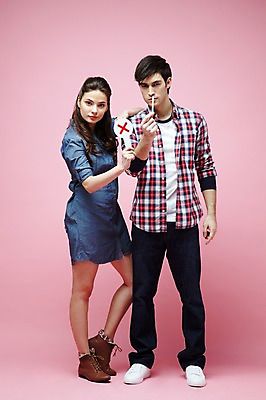 포토 JPG 스튜디오촬영 전신 서양인 외국인 백인 해외기획촬영 라이프스타일 커플 2012년태국 여자 남자 캠페인 커플라이프 포즈 모션 흡연 담배 알림판 실내 경고 서기 들기 사람 20대 성인 두명 앞모습 캐주얼 팻말 금지 X 알림 금연 청년만 성인만 분홍색배경 국내포토 알파벳 옷 뷰포인트 분홍색 백그라운드 관계 프레임 인종 청년 내부 생활 사회이슈 파일형식