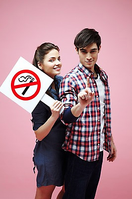 포토 JPG 스튜디오촬영 서양인 외국인 백인 해외기획촬영 라이프스타일 커플 2012년태국 여자 남자 캠페인 커플라이프 포즈 모션 흡연 담배 알림판 실내 경고 서기 미소 웃음 들기 사람 손짓 20대 성인 두명 옆모습 캐주얼 팻말 금지 알림 금연 청년만 성인만 분홍색배경 국내포토 옷 뷰포인트 분홍색 백그라운드 관계 프레임 표정 인종 청년 내부 생활 사회이슈 파일형식
