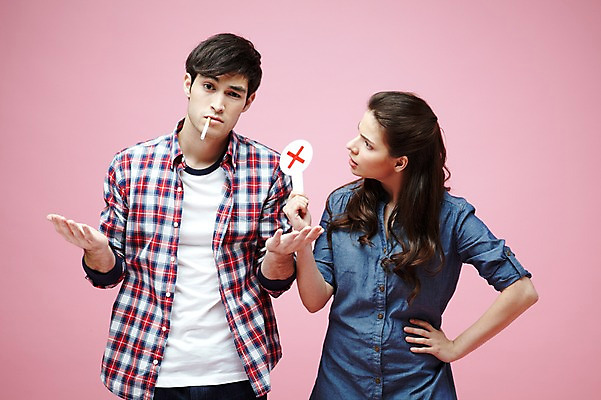 포토 JPG 스튜디오촬영 서양인 외국인 백인 해외기획촬영 라이프스타일 커플 2012년태국 여자 남자 캠페인 커플라이프 허리손 포즈 모션 흡연 담배 알림판 실내 경고 사람 상반신 20대 성인 두명 앞모습 캐주얼 팻말 금지 X 물기 알림 금연 청년만 성인만 분홍색배경 국내포토 알파벳 옷 뷰포인트 분홍색 백그라운드 관계 프레임 인종 청년 내부 생활 사회이슈 파일형식