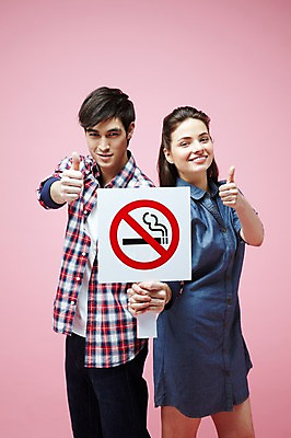 포토 JPG 스튜디오촬영 서양인 외국인 백인 해외기획촬영 라이프스타일 커플 2012년태국 여자 남자 캠페인 커플라이프 포즈 모션 흡연 담배 알림판 실내 경고 서기 미소 웃음 들기 사람 손짓 20대 성인 두명 옆모습 캐주얼 팻말 금지 등맞대기 최고 알림 금연 청년만 성인만 분홍색배경 국내포토 옷 뷰포인트 분홍색 백그라운드 관계 프레임 표정 인종 청년 내부 생활 사회이슈 파일형식