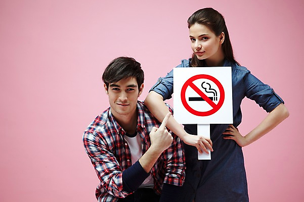 포토 JPG 스튜디오촬영 서양인 외국인 백인 해외기획촬영 라이프스타일 커플 2012년태국 여자 남자 캠페인 커플라이프 허리손 포즈 모션 흡연 담배 알림판 실내 경고 서기 들기 사람 손짓 상반신 20대 성인 두명 앞모습 캐주얼 팻말 금지 가리킴 알림 금연 청년만 성인만 분홍색배경 국내포토 옷 뷰포인트 분홍색 백그라운드 관계 프레임 인종 청년 내부 생활 사회이슈 파일형식