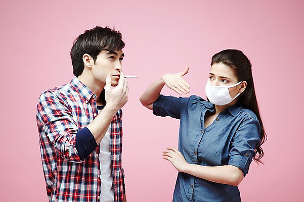 포토 JPG 스튜디오촬영 서양인 외국인 백인 해외기획촬영 라이프스타일 커플 2012년태국 여자 남자 캠페인 커플라이프 포즈 모션 흡연 담배 실내 마스크 사람 상반신 20대 성인 두명 옆모습 캐주얼 물기 거절 냄새 금연 담배연기 악취 비흡연자 청년만 성인만 분홍색배경 국내포토 옷 뷰포인트 분홍색 백그라운드 컨셉 관계 인종 청년 내부 생활 연기 사회이슈 파일형식