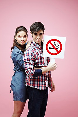 포토 JPG 스튜디오촬영 서양인 외국인 백인 해외기획촬영 라이프스타일 커플 2012년태국 여자 남자 캠페인 커플라이프 포즈 모션 흡연 담배 알림판 실내 경고 서기 들기 사람 20대 성인 두명 옆모습 캐주얼 팻말 금지 알림 금연 청년만 성인만 분홍색배경 국내포토 옷 뷰포인트 분홍색 백그라운드 관계 프레임 인종 청년 내부 생활 사회이슈 파일형식