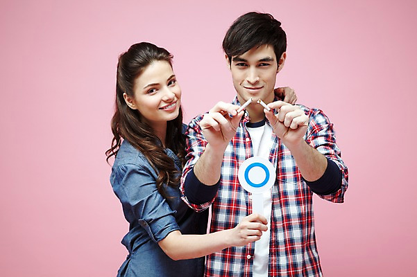 포토 JPG 스튜디오촬영 서양인 외국인 백인 해외기획촬영 라이프스타일 커플 2012년태국 여자 남자 캠페인 커플라이프 포즈 모션 흡연 담배 알림판 실내 미소 웃음 들기 사람 상반신 20대 성인 두명 앞모습 캐주얼 손상 팻말 자르기 알림 금연 청년만 성인만 분홍색배경 국내포토 옷 뷰포인트 분홍색 백그라운드 컨셉 관계 프레임 표정 인종 청년 내부 생활 사회이슈 파일형식