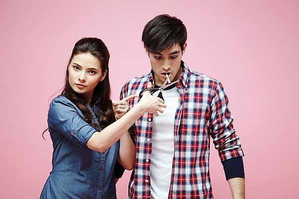 포토 JPG 스튜디오촬영 서양인 외국인 백인 해외기획촬영 라이프스타일 커플 2012년태국 여자 남자 캠페인 커플라이프 포즈 모션 가위 흡연 담배 실내 경고 들기 사람 상반신 20대 성인 두명 앞모습 캐주얼 놀람 금지 물기 자르기 금연 가위질 청년만 성인만 분홍색배경 국내포토 옷 감정 뷰포인트 분홍색 백그라운드 관계 문구용품 가위_도구 표정 인종 청년 내부 생활 사회이슈 파일형식