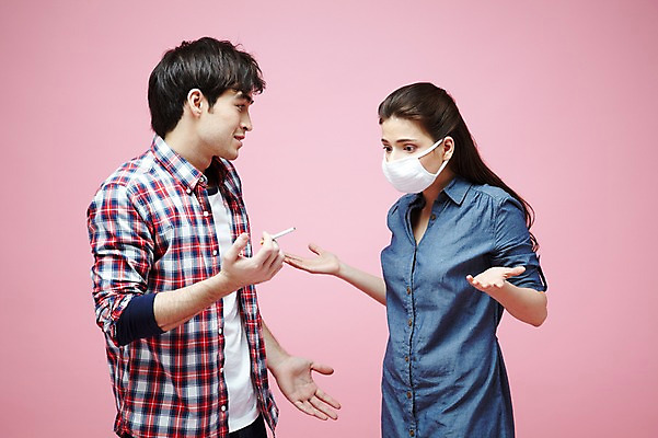 포토 JPG 스튜디오촬영 서양인 외국인 백인 해외기획촬영 라이프스타일 커플 2012년태국 여자 남자 캠페인 커플라이프 포즈 모션 흡연 담배 실내 마스크 들기 사람 상반신 20대 성인 두명 옆모습 캐주얼 마주보기 거절 냄새 금연 담배연기 악취 비흡연자 청년만 성인만 분홍색배경 국내포토 옷 뷰포인트 분홍색 백그라운드 컨셉 관계 인종 청년 내부 생활 연기 사회이슈 파일형식