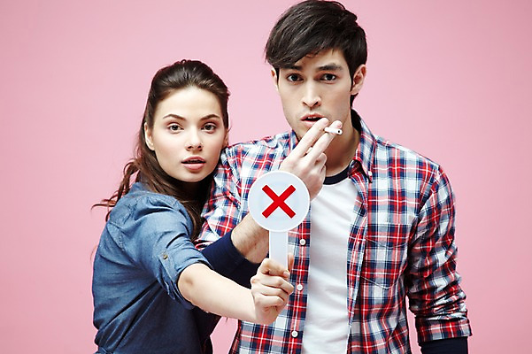 포토 JPG 스튜디오촬영 서양인 외국인 백인 해외기획촬영 라이프스타일 커플 2012년태국 여자 남자 캠페인 커플라이프 포즈 모션 흡연 담배 알림판 실내 경고 들기 사람 상반신 20대 성인 두명 앞모습 캐주얼 팻말 금지 X 알림 금연 청년만 성인만 분홍색배경 국내포토 알파벳 옷 뷰포인트 분홍색 백그라운드 관계 프레임 인종 청년 내부 생활 사회이슈 파일형식