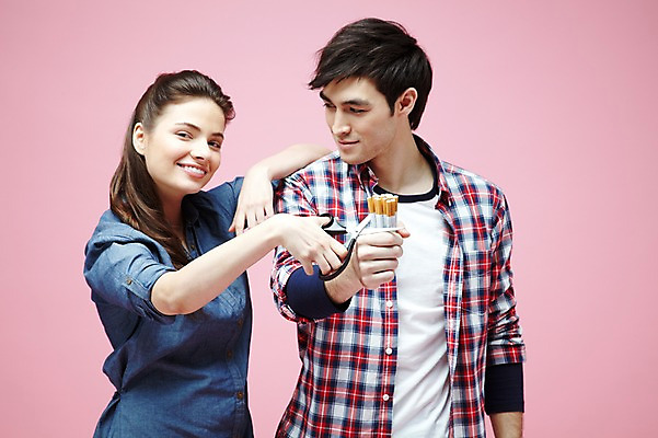 포토 JPG 스튜디오촬영 서양인 외국인 백인 해외기획촬영 라이프스타일 커플 2012년태국 여자 남자 캠페인 커플라이프 포즈 모션 가위 흡연 담배 실내 경고 미소 웃음 들기 사람 상반신 20대 성인 두명 앞모습 캐주얼 금지 자르기 금연 가위질 청년만 성인만 분홍색배경 국내포토 옷 뷰포인트 분홍색 백그라운드 관계 문구용품 가위_도구 표정 인종 청년 내부 생활 사회이슈 파일형식