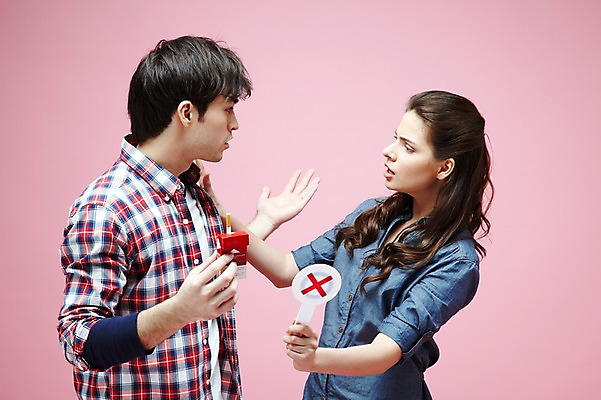 포토 JPG 스튜디오촬영 서양인 외국인 백인 해외기획촬영 라이프스타일 커플 2012년태국 여자 남자 캠페인 커플라이프 포즈 모션 흡연 담배 알림판 실내 경고 들기 사람 상반신 20대 성인 두명 옆모습 캐주얼 마주보기 팻말 금지 X 알림 금연 청년만 성인만 분홍색배경 국내포토 알파벳 옷 뷰포인트 분홍색 백그라운드 관계 프레임 인종 청년 내부 생활 사회이슈 파일형식