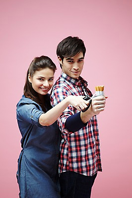 포토 JPG 스튜디오촬영 서양인 외국인 백인 해외기획촬영 라이프스타일 커플 2012년태국 여자 남자 캠페인 커플라이프 포즈 모션 가위 흡연 담배 실내 경고 서기 미소 웃음 들기 사람 20대 성인 두명 옆모습 캐주얼 금지 자르기 금연 가위질 청년만 성인만 분홍색배경 국내포토 옷 뷰포인트 분홍색 백그라운드 관계 문구용품 가위_도구 표정 인종 청년 내부 생활 사회이슈 파일형식