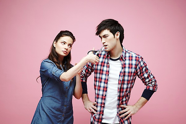 포토 JPG 스튜디오촬영 서양인 외국인 백인 해외기획촬영 라이프스타일 커플 2012년태국 여자 남자 캠페인 커플라이프 허리손 포즈 모션 가위 흡연 담배 실내 경고 들기 사람 상반신 20대 성인 두명 앞모습 캐주얼 마주보기 금지 물기 자르기 금연 가위질 청년만 성인만 분홍색배경 국내포토 옷 뷰포인트 분홍색 백그라운드 관계 문구용품 가위_도구 인종 청년 내부 생활 사회이슈 파일형식