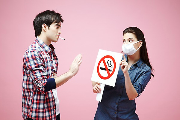 포토 JPG 스튜디오촬영 서양인 외국인 백인 해외기획촬영 라이프스타일 커플 2012년태국 여자 남자 캠페인 커플라이프 포즈 모션 흡연 담배 알림판 실내 경고 마스크 들기 사람 손짓 상반신 20대 성인 두명 옆모습 캐주얼 마주보기 팻말 금지 물기 알림 냄새 금연 담배연기 악취 비흡연자 청년만 성인만 분홍색배경 국내포토 옷 뷰포인트 분홍색 백그라운드 관계 프레임 인종 청년 내부 생활 연기 사회이슈 파일형식