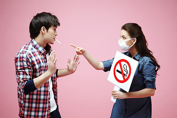 포토 JPG 스튜디오촬영 서양인 외국인 백인 해외기획촬영 라이프스타일 커플 2012년태국 여자 남자 캠페인 커플라이프 포즈 모션 흡연 담배 알림판 실내 경고 마스크 들기 사람 손짓 상반신 20대 성인 두명 옆모습 캐주얼 마주보기 팻말 금지 가리킴 물기 알림 냄새 금연 담배연기 악취 비흡연자 청년만 성인만 분홍색배경 국내포토 옷 뷰포인트 분홍색 백그라운드 관계 프레임 인종 청년 내부 생활 연기 사회이슈 파일형식