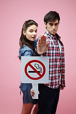 포토 JPG 스튜디오촬영 서양인 외국인 백인 해외기획촬영 라이프스타일 커플 2012년태국 여자 남자 캠페인 커플라이프 포즈 모션 흡연 담배 알림판 실내 경고 서기 들기 사람 손짓 20대 성인 두명 옆모습 캐주얼 팻말 금지 알림 금연 청년만 성인만 분홍색배경 국내포토 옷 뷰포인트 분홍색 백그라운드 관계 프레임 인종 청년 내부 생활 사회이슈 파일형식