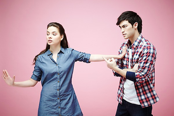 포토 JPG 스튜디오촬영 서양인 외국인 백인 해외기획촬영 라이프스타일 커플 2012년태국 여자 남자 커플라이프 포즈 모션 실내 서기 사람 손짓 상반신 20대 성인 두명 옆모습 캐주얼 경쟁 분노 가리킴 싸움 사랑싸움 청년만 성인만 분홍색배경 국내포토 옷 감정 뷰포인트 분홍색 백그라운드 컨셉 관계 인종 청년 내부 생활 파일형식