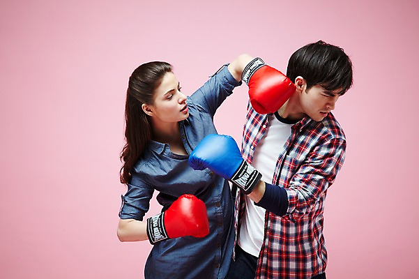 포토 JPG 스튜디오촬영 서양인 외국인 백인 해외기획촬영 라이프스타일 커플 2012년태국 여자 남자 커플라이프 포즈 모션 실내 사람 상반신 20대 성인 두명 옆모습 캐주얼 경쟁 권투 분노 글러브 글로브 권투글러브 펀치 싸움 사랑싸움 청년만 성인만 분홍색배경 국내포토 옷 감정 스포츠용품 뷰포인트 분홍색 장갑 백그라운드 컨셉 관계 인종 청년 내부 생활 격투기 파일형식