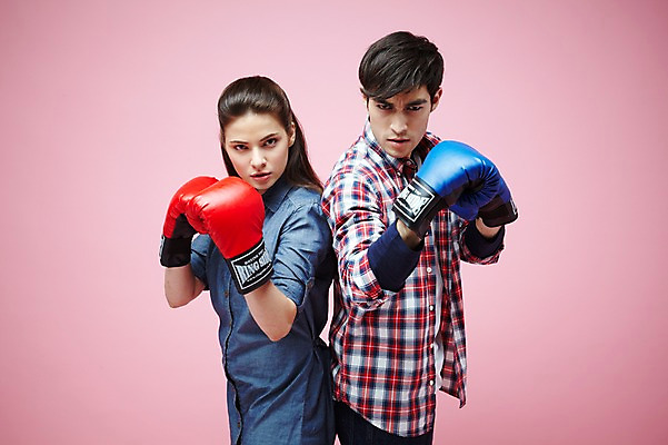 포토 JPG 스튜디오촬영 서양인 외국인 백인 해외기획촬영 라이프스타일 커플 2012년태국 여자 남자 커플라이프 포즈 모션 실내 서기 사람 상반신 20대 성인 두명 옆모습 캐주얼 경쟁 권투 등맞대기 분노 글러브 글로브 권투글러브 싸움 사랑싸움 청년만 성인만 분홍색배경 국내포토 옷 감정 스포츠용품 뷰포인트 분홍색 장갑 백그라운드 컨셉 관계 인종 청년 내부 생활 격투기 파일형식