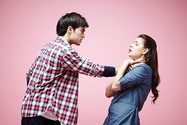 포토 JPG 스튜디오촬영 서양인 외국인 백인 해외기획촬영 라이프스타일 커플 2012년태국 여자 남자 커플라이프 포즈 모션 실내 사람 상반신 20대 성인 두명 옆모습 캐주얼 마주보기 경쟁 분노 싸움 사랑싸움 목조르기 조르기 청년만 성인만 분홍색배경 국내포토 옷 감정 뷰포인트 분홍색 백그라운드 컨셉 관계 인종 청년 내부 생활 폭력 파일형식