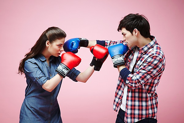 포토 JPG 스튜디오촬영 서양인 외국인 백인 해외기획촬영 라이프스타일 커플 2012년태국 여자 남자 커플라이프 포즈 모션 실내 사람 상반신 20대 성인 두명 옆모습 캐주얼 마주보기 경쟁 권투 분노 글러브 글로브 권투글러브 펀치 싸움 사랑싸움 청년만 성인만 분홍색배경 국내포토 옷 감정 스포츠용품 뷰포인트 분홍색 장갑 백그라운드 컨셉 관계 인종 청년 내부 생활 격투기 파일형식