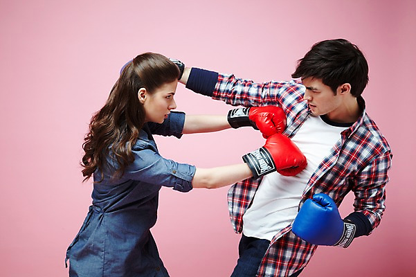 포토 JPG 스튜디오촬영 서양인 외국인 백인 해외기획촬영 라이프스타일 커플 2012년태국 여자 남자 커플라이프 포즈 모션 실내 서기 사람 상반신 20대 성인 두명 옆모습 캐주얼 마주보기 경쟁 권투 분노 글러브 글로브 권투글러브 펀치 싸움 사랑싸움 청년만 성인만 분홍색배경 국내포토 옷 감정 스포츠용품 뷰포인트 분홍색 장갑 백그라운드 컨셉 관계 인종 청년 내부 생활 격투기 파일형식