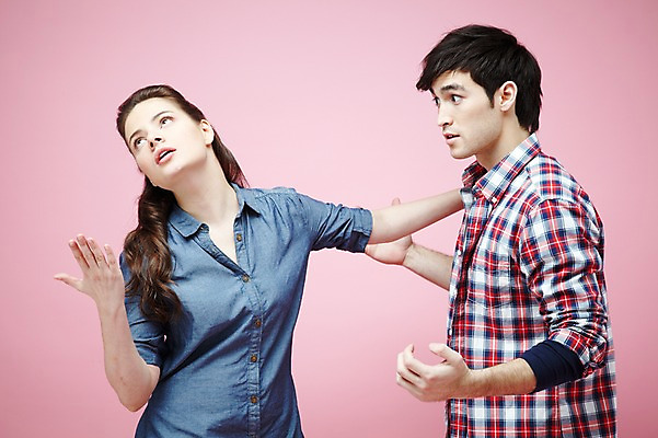 포토 JPG 스튜디오촬영 서양인 외국인 백인 해외기획촬영 라이프스타일 커플 2012년태국 여자 남자 커플라이프 포즈 모션 실내 사람 손짓 상반신 20대 성인 두명 옆모습 캐주얼 경쟁 분노 싸움 사랑싸움 청년만 성인만 분홍색배경 국내포토 옷 감정 뷰포인트 분홍색 백그라운드 컨셉 관계 인종 청년 내부 생활 파일형식