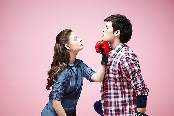 포토 JPG 스튜디오촬영 서양인 외국인 백인 해외기획촬영 라이프스타일 커플 2012년태국 여자 남자 커플라이프 포즈 모션 실내 사람 상반신 20대 성인 두명 옆모습 캐주얼 마주보기 경쟁 권투 분노 글러브 글로브 권투글러브 펀치 싸움 사랑싸움 청년만 성인만 분홍색배경 국내포토 옷 감정 스포츠용품 뷰포인트 분홍색 장갑 백그라운드 컨셉 관계 인종 청년 내부 생활 격투기 파일형식