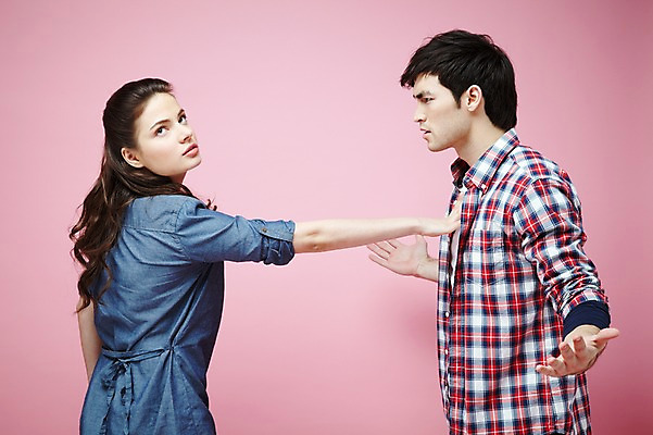 포토 JPG 스튜디오촬영 서양인 외국인 백인 해외기획촬영 라이프스타일 커플 2012년태국 여자 남자 커플라이프 포즈 모션 실내 사람 손짓 상반신 20대 성인 두명 옆모습 캐주얼 마주보기 경쟁 분노 싸움 사랑싸움 청년만 성인만 분홍색배경 국내포토 옷 감정 뷰포인트 분홍색 백그라운드 컨셉 관계 인종 청년 내부 생활 파일형식