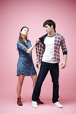 포토 JPG 스튜디오촬영 전신 서양인 외국인 백인 해외기획촬영 라이프스타일 커플 2012년태국 여자 남자 커플라이프 포즈 모션 실내 서기 사람 20대 성인 두명 앞모습 캐주얼 마주보기 분노 싸움 사랑싸움 멱살 청년만 성인만 분홍색배경 국내포토 옷 감정 뷰포인트 분홍색 백그라운드 관계 인종 청년 내부 생활 파일형식