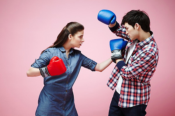 포토 JPG 스튜디오촬영 서양인 외국인 백인 해외기획촬영 라이프스타일 커플 2012년태국 여자 남자 커플라이프 포즈 모션 실내 서기 사람 20대 성인 두명 옆모습 캐주얼 마주보기 경쟁 권투 분노 글러브 글로브 권투글러브 펀치 싸움 사랑싸움 청년만 성인만 분홍색배경 국내포토 옷 감정 스포츠용품 뷰포인트 분홍색 장갑 백그라운드 컨셉 관계 인종 청년 내부 생활 격투기 파일형식