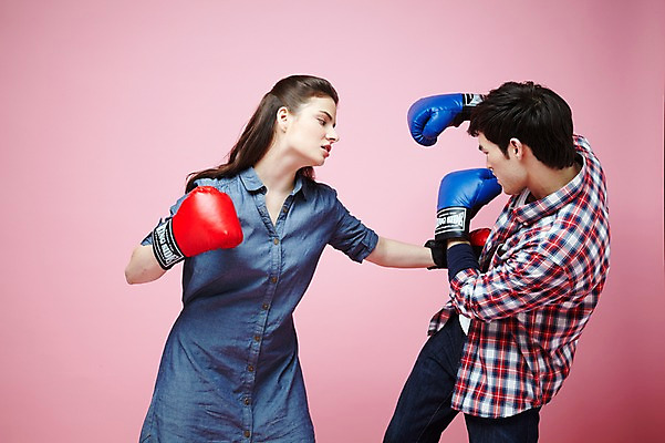 포토 JPG 스튜디오촬영 서양인 외국인 백인 해외기획촬영 라이프스타일 커플 2012년태국 여자 남자 커플라이프 포즈 모션 실내 서기 사람 20대 성인 두명 옆모습 캐주얼 마주보기 경쟁 권투 분노 글러브 글로브 권투글러브 펀치 싸움 사랑싸움 청년만 성인만 분홍색배경 국내포토 옷 감정 스포츠용품 뷰포인트 분홍색 장갑 백그라운드 컨셉 관계 인종 청년 내부 생활 격투기 파일형식