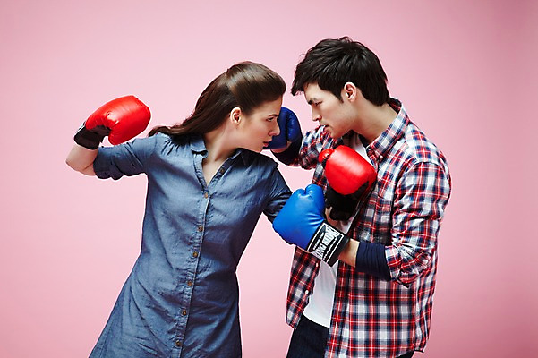 포토 JPG 스튜디오촬영 서양인 외국인 백인 해외기획촬영 라이프스타일 커플 2012년태국 여자 남자 커플라이프 포즈 모션 실내 서기 사람 상반신 20대 성인 두명 옆모습 캐주얼 마주보기 경쟁 권투 분노 글러브 글로브 권투글러브 펀치 싸움 사랑싸움 청년만 성인만 분홍색배경 국내포토 옷 감정 스포츠용품 뷰포인트 분홍색 장갑 백그라운드 컨셉 관계 인종 청년 내부 생활 격투기 파일형식