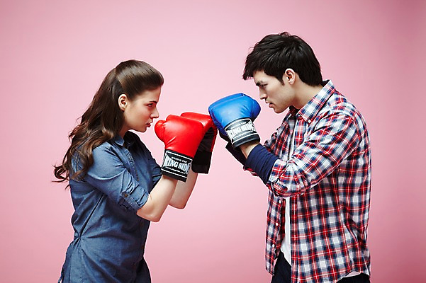 포토 JPG 스튜디오촬영 서양인 외국인 백인 해외기획촬영 라이프스타일 커플 2012년태국 여자 남자 커플라이프 포즈 모션 실내 사람 상반신 20대 성인 두명 옆모습 캐주얼 마주보기 경쟁 권투 분노 글러브 글로브 권투글러브 싸움 사랑싸움 청년만 성인만 분홍색배경 국내포토 옷 감정 스포츠용품 뷰포인트 분홍색 장갑 백그라운드 컨셉 관계 인종 청년 내부 생활 격투기 파일형식