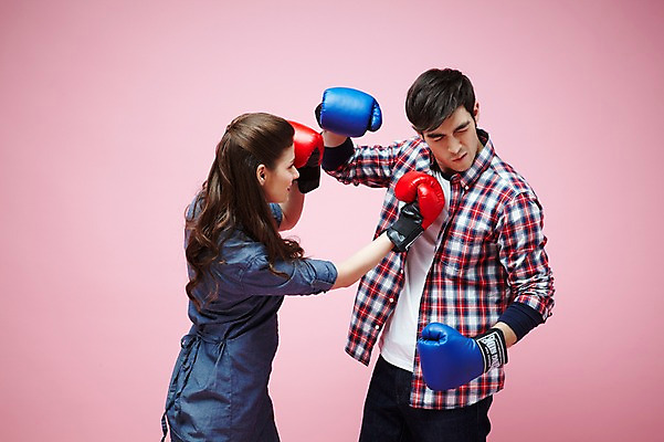 포토 JPG 스튜디오촬영 서양인 외국인 백인 해외기획촬영 라이프스타일 커플 2012년태국 여자 남자 커플라이프 포즈 모션 실내 서기 사람 상반신 20대 성인 두명 옆모습 캐주얼 마주보기 경쟁 권투 분노 글러브 글로브 권투글러브 펀치 싸움 사랑싸움 청년만 성인만 분홍색배경 국내포토 옷 감정 스포츠용품 뷰포인트 분홍색 장갑 백그라운드 컨셉 관계 인종 청년 내부 생활 격투기 파일형식