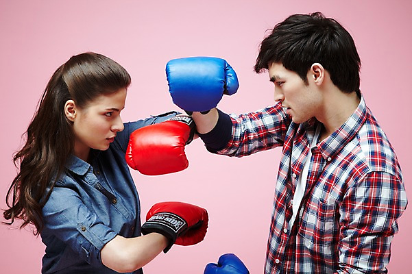 포토 JPG 스튜디오촬영 서양인 외국인 백인 해외기획촬영 라이프스타일 커플 2012년태국 여자 남자 커플라이프 포즈 모션 실내 사람 상반신 20대 성인 두명 옆모습 캐주얼 마주보기 경쟁 권투 분노 글러브 글로브 권투글러브 펀치 싸움 사랑싸움 청년만 성인만 분홍색배경 국내포토 옷 감정 스포츠용품 뷰포인트 분홍색 장갑 백그라운드 컨셉 관계 인종 청년 내부 생활 격투기 파일형식